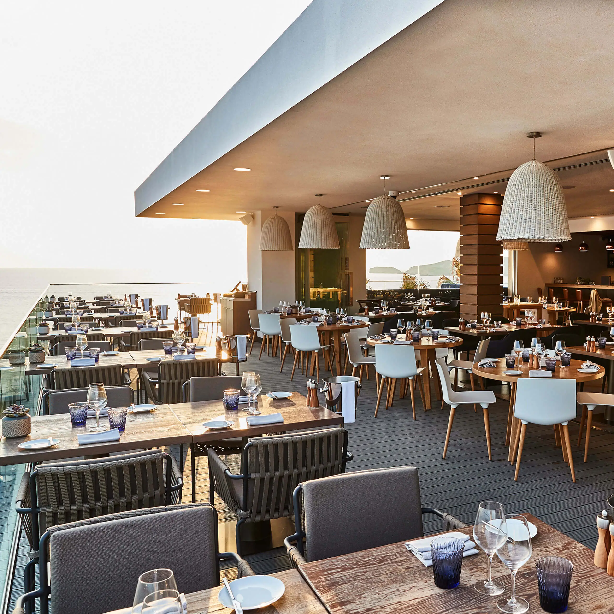 Wunderschöne Restaurantterrasse im 7Pines Hotels & Resorts mit Blick auf das Meer.