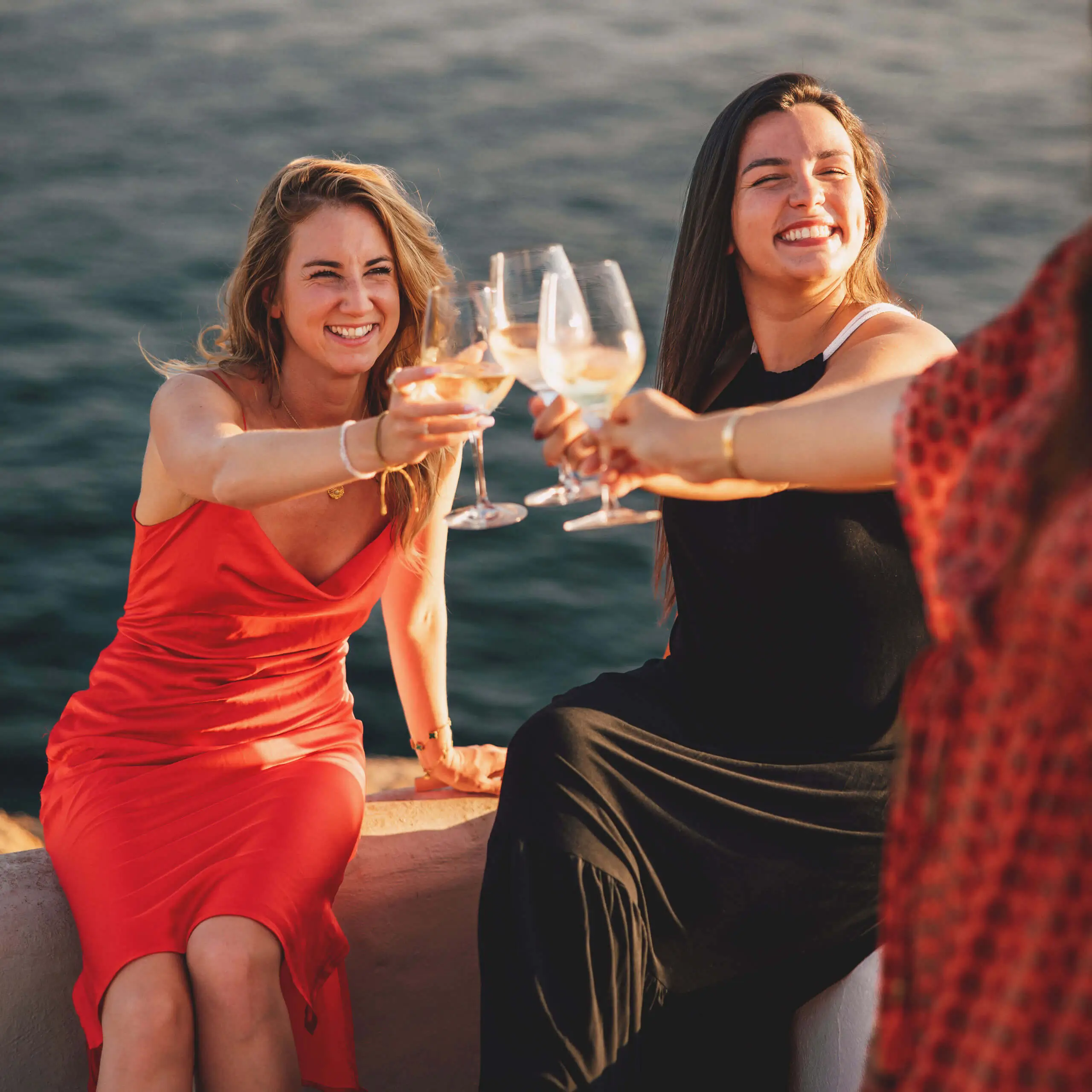 Zwei Frauen feiern eine Junggesellenparty mit Drinks im 7Pines Hotels & Resorts.