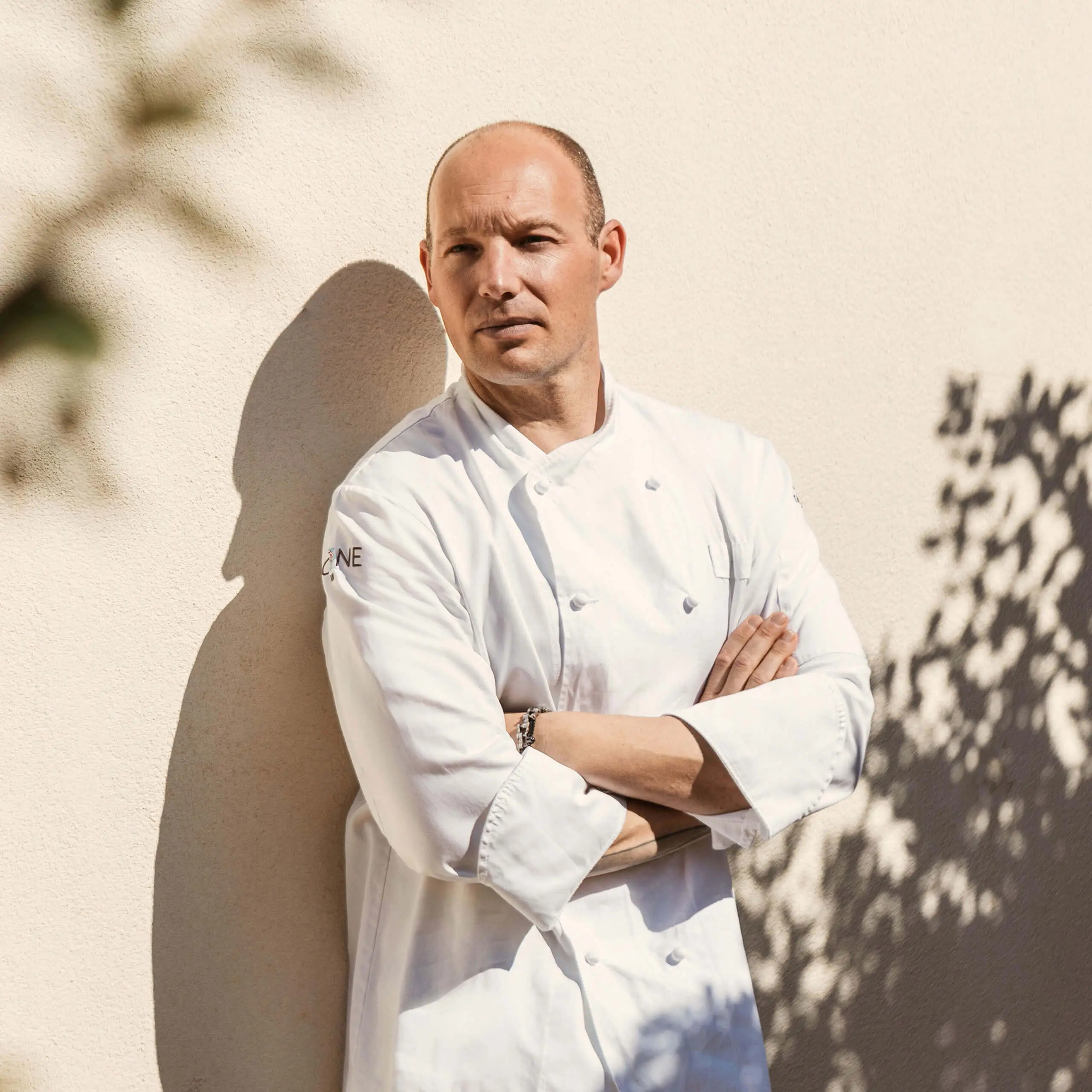 Küchenchef Oscar Salazar im 7Pines Resort Ibiza, der seine kulinarische Exzellenz und Leidenschaft für lokale Produkte zeigt.