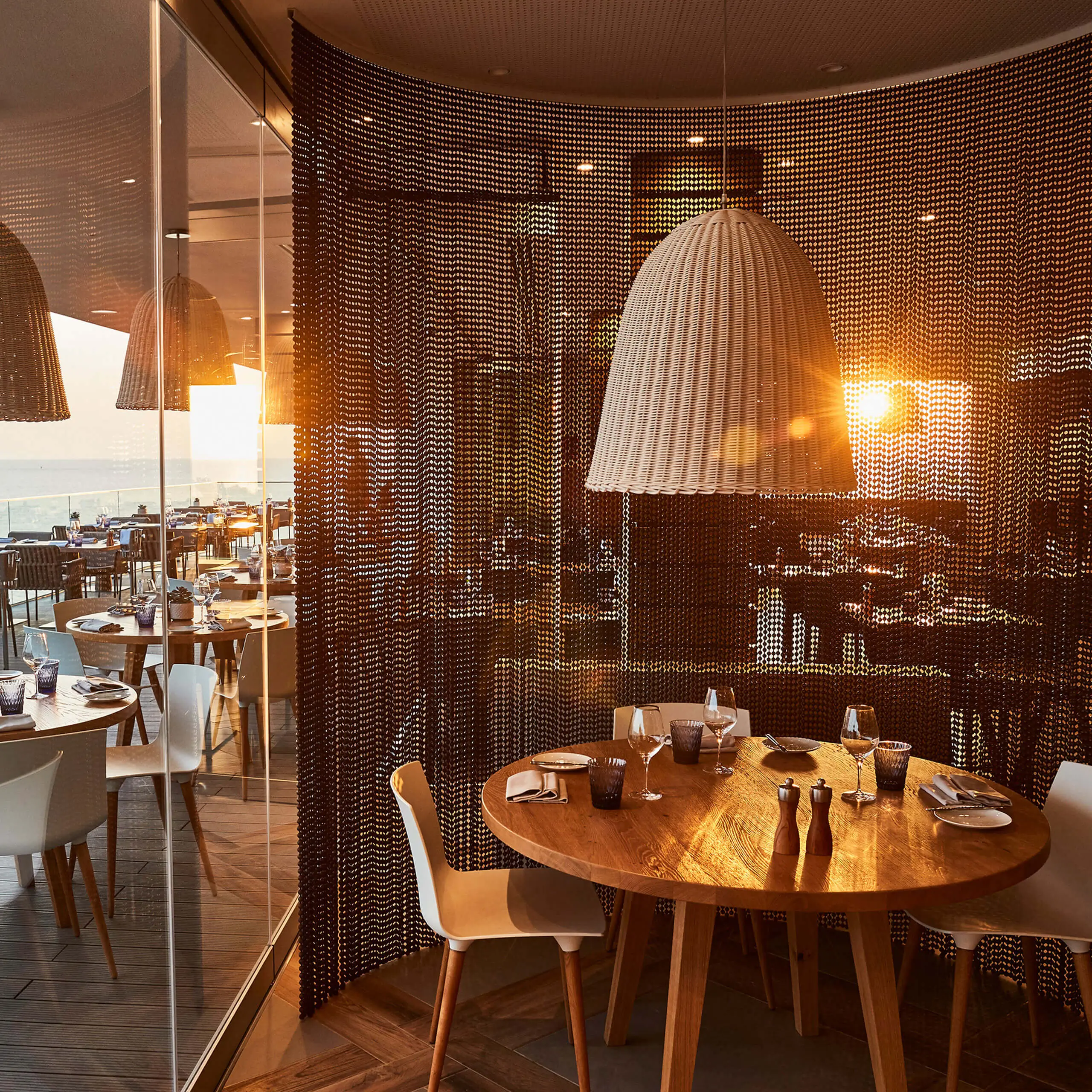 Ein moderner Speisebereich im 7Pines Hotels & Resorts mit eleganter Dekoration und Blick auf den Sonnenuntergang.