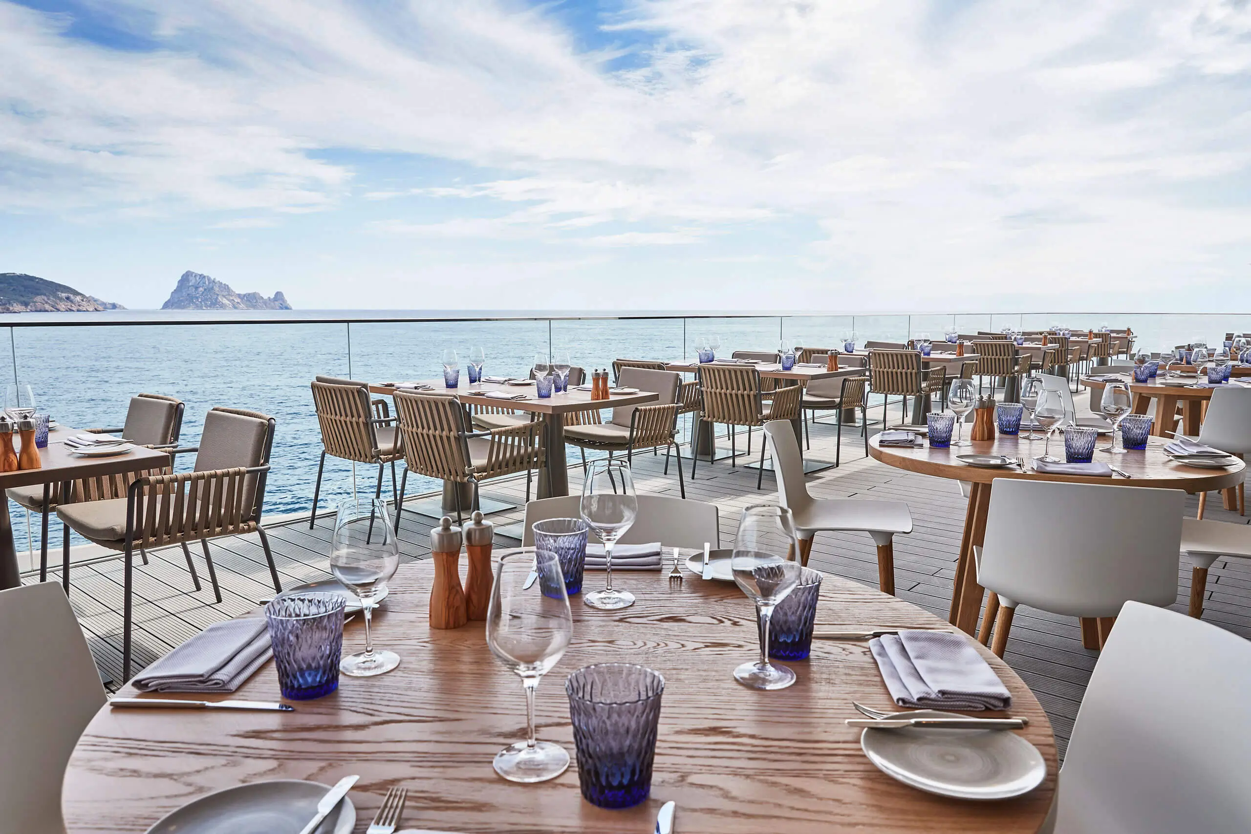 Außenterrasse des Nela Pop-up mit Óscar Salazar im 7Pines Resort Ibiza mit Blick auf das Meer.