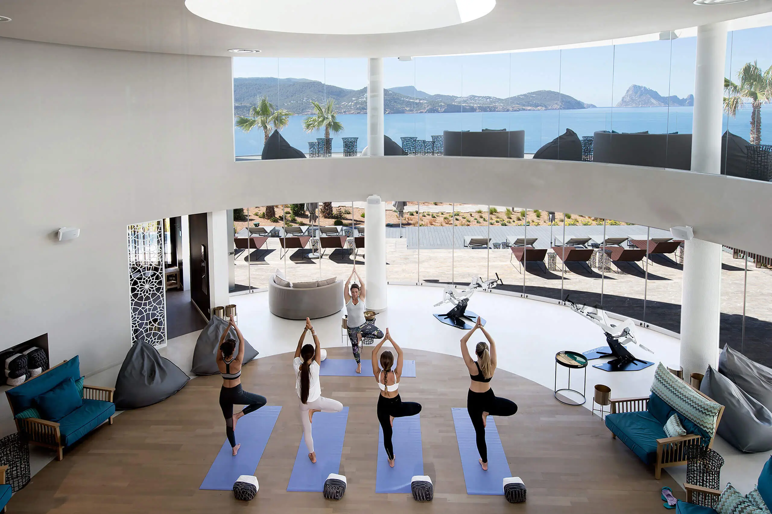Yogaklasse in den 7Pines Hotels & Resorts mit mehreren Teilnehmern und atemberaubendem Blick.